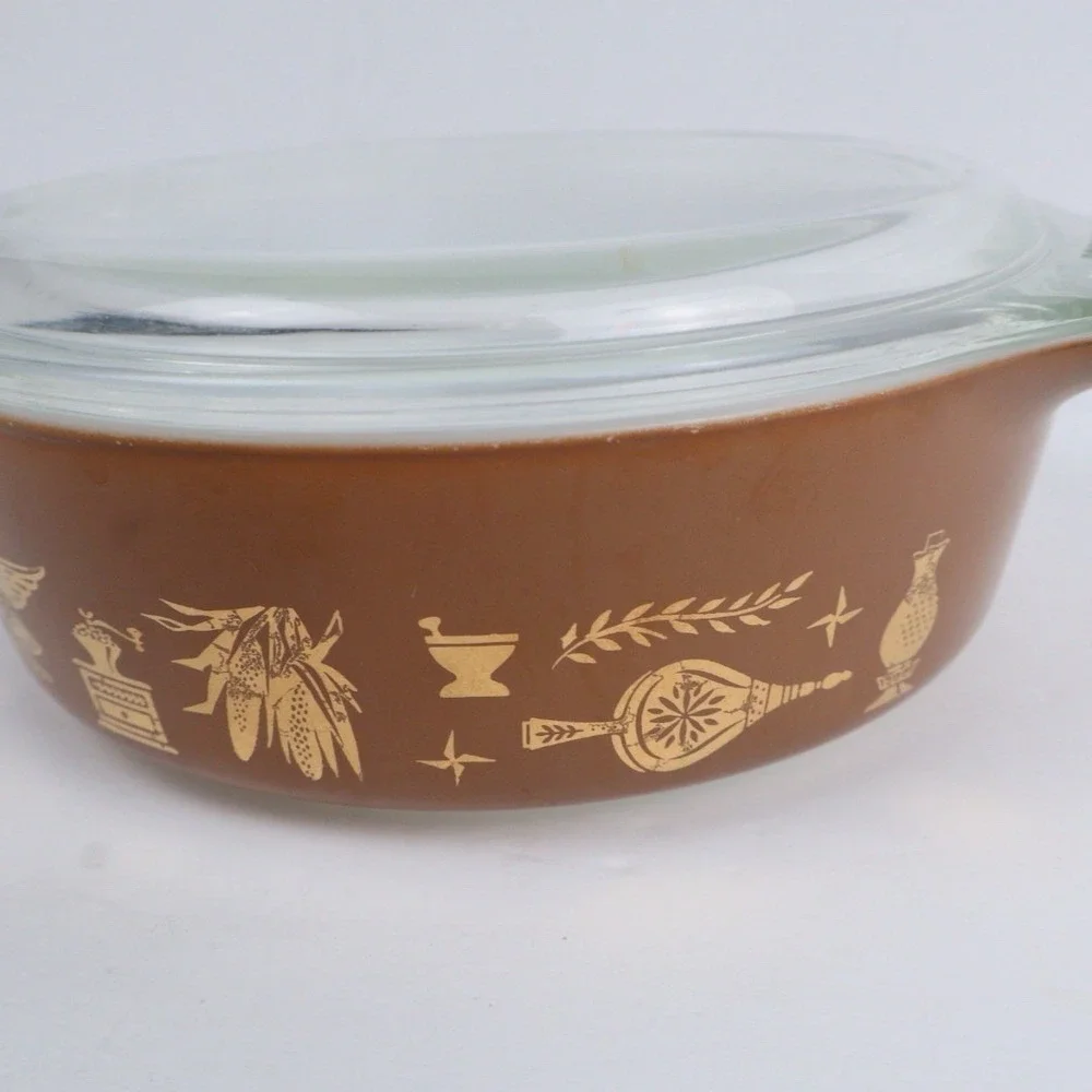 VTG PYREX EARLY AMERICAN Casserole Dish w/LID Brown & Gold Made in USA